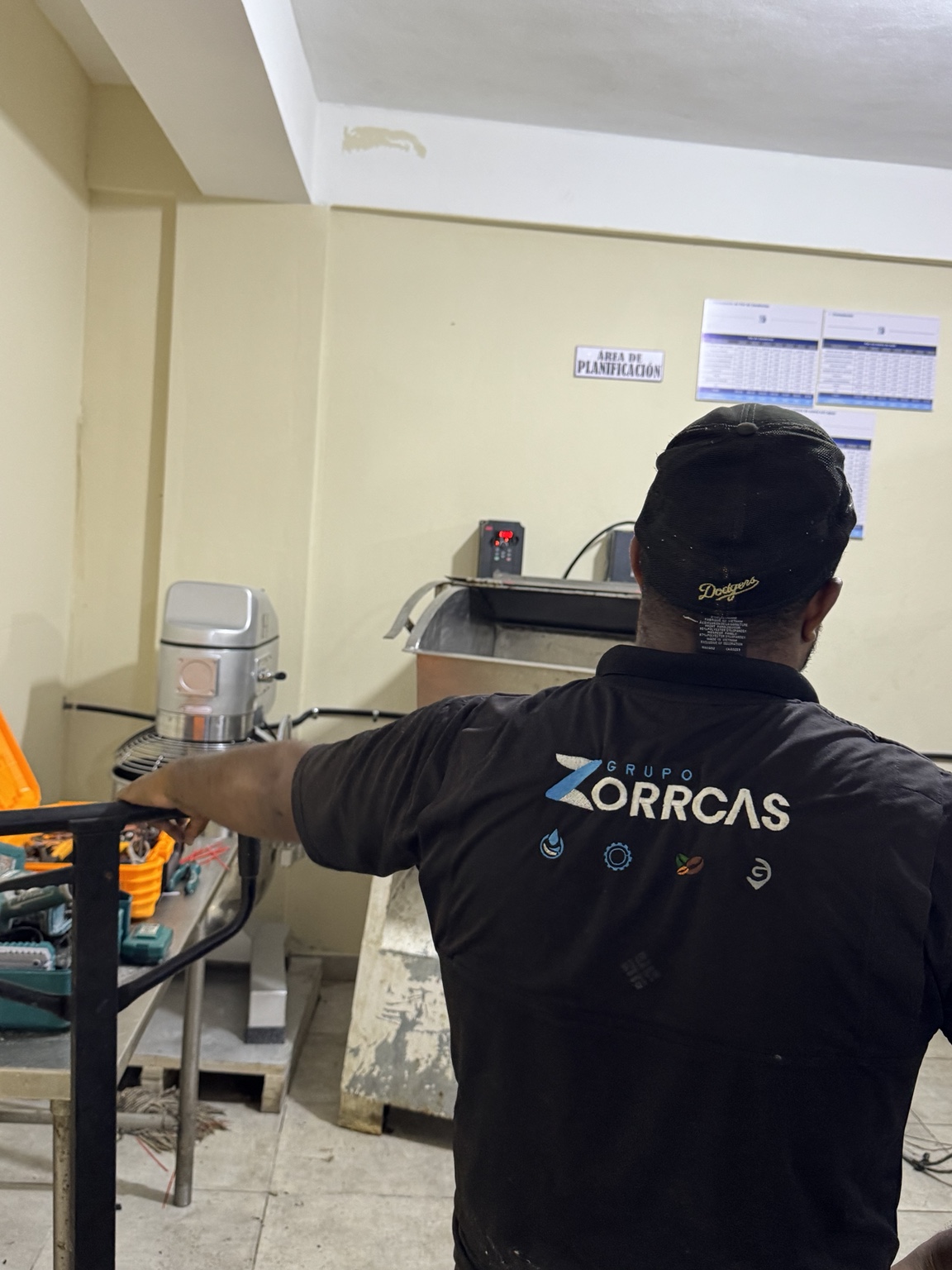 Técnico de Zorrcas trabajando en equipo industrial
